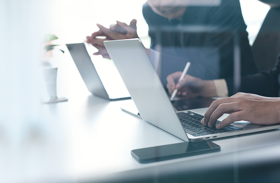 handlowcy analizują wdrożenie platformy B2B proces migracji danych b2b